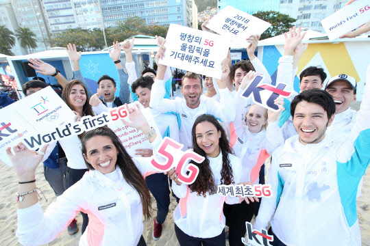 우리나라는 5G 세계 최초 상용화로 시장 선점을 노리고 있다. 오는 2018년 평창동계올림픽을 계기로 세계 최초 5G 시범서비스를 선보인다는 계획이다. 지난해 리우데자네이루 올림픽 당시 평창홍보관에서 KT 운영요원과 회사 직원들이 평창올림픽과 5G를 알리고 있다.  KT 제공